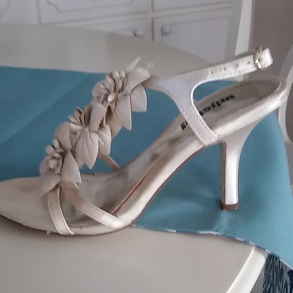 Champagne flowered short heel